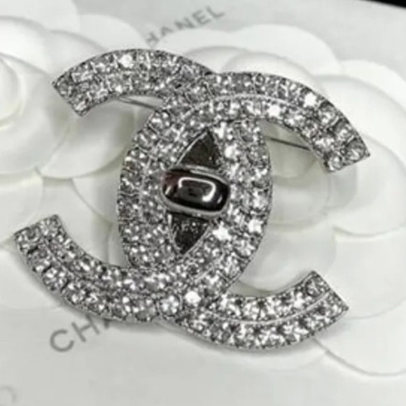 Chanel Interlocking CC Silver Turnlock CZ Brooch Autumn 2022 (CCXX039) - Picture 3 of 6